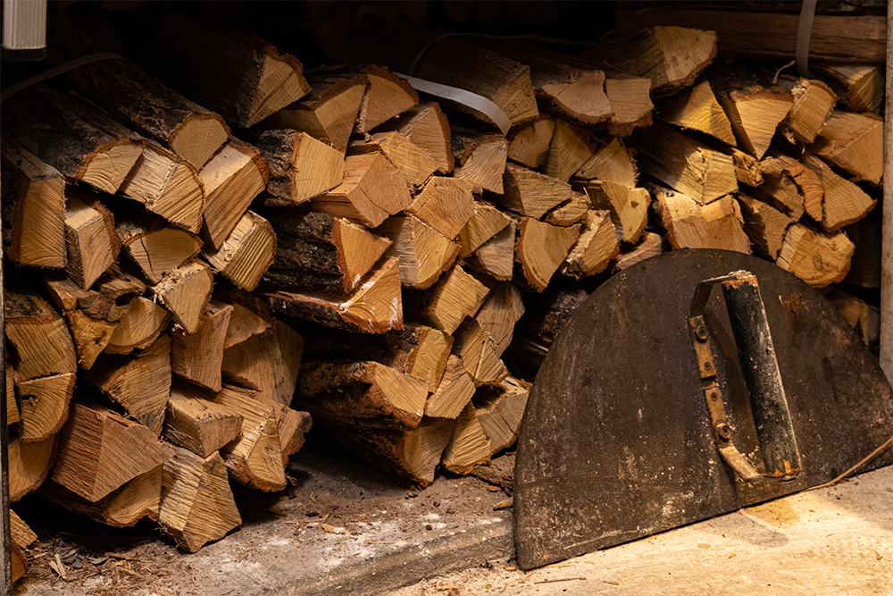薪は日本橋浜町の風見燃料店からスギ材とナラ材を仕入れる。