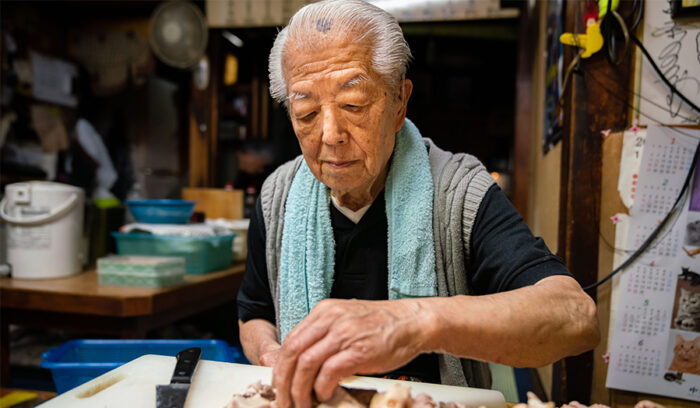 86歳。「モツを串に刺すペースは２時間で450本くらいかな」