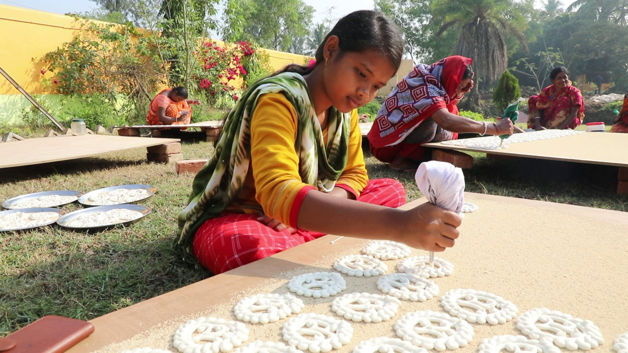 INDIA [Purba Medinipur] “宝石”という名の伝統スナック「ゴホナボリ」を女性たちの手で復興