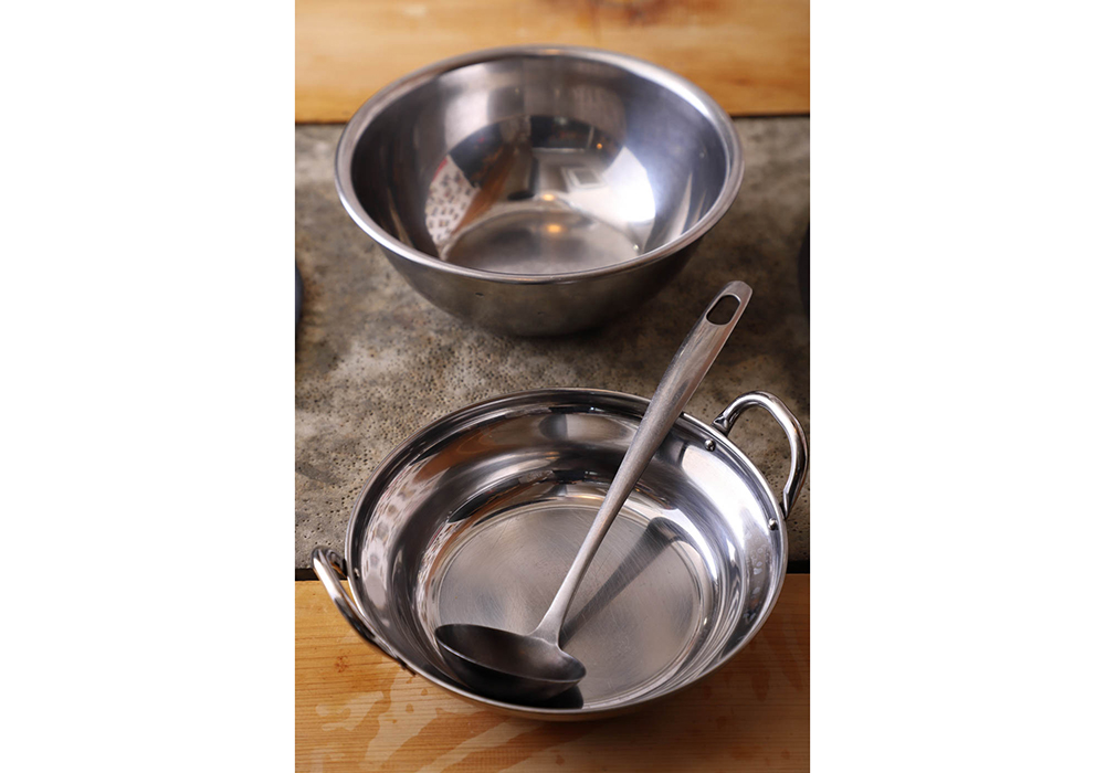 大鍋（大ボウル）、レードル、流し型 型は、金属製で大鍋にすっぽり沈む大きさを。立ち上がりがある方が湯に浮かべやすい。大鍋以外にボウルや深さのあるフライパンでも可能。