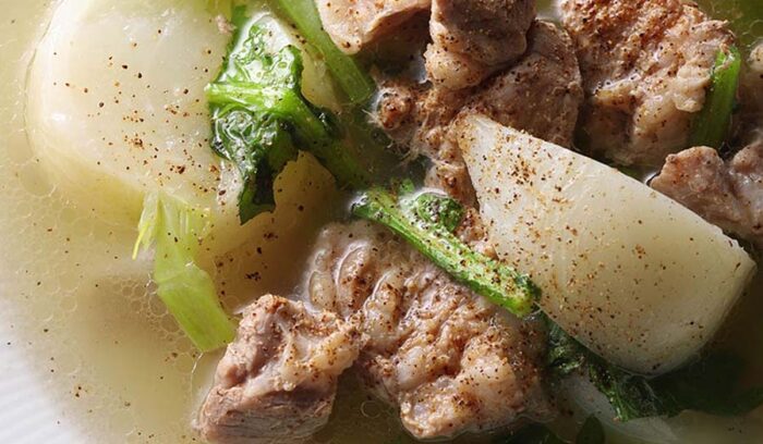 “塩水漬け”の豚肉とカブのスープ
