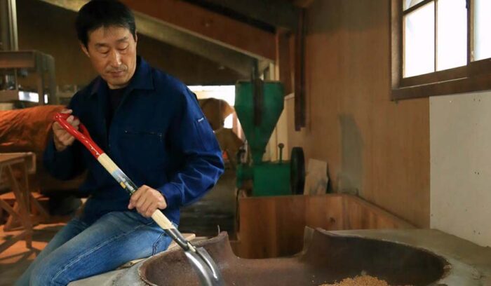 【ようこそ発酵蔵へ】裏山の木を間引いた薪で、小麦を炒ることから始める醤油造り