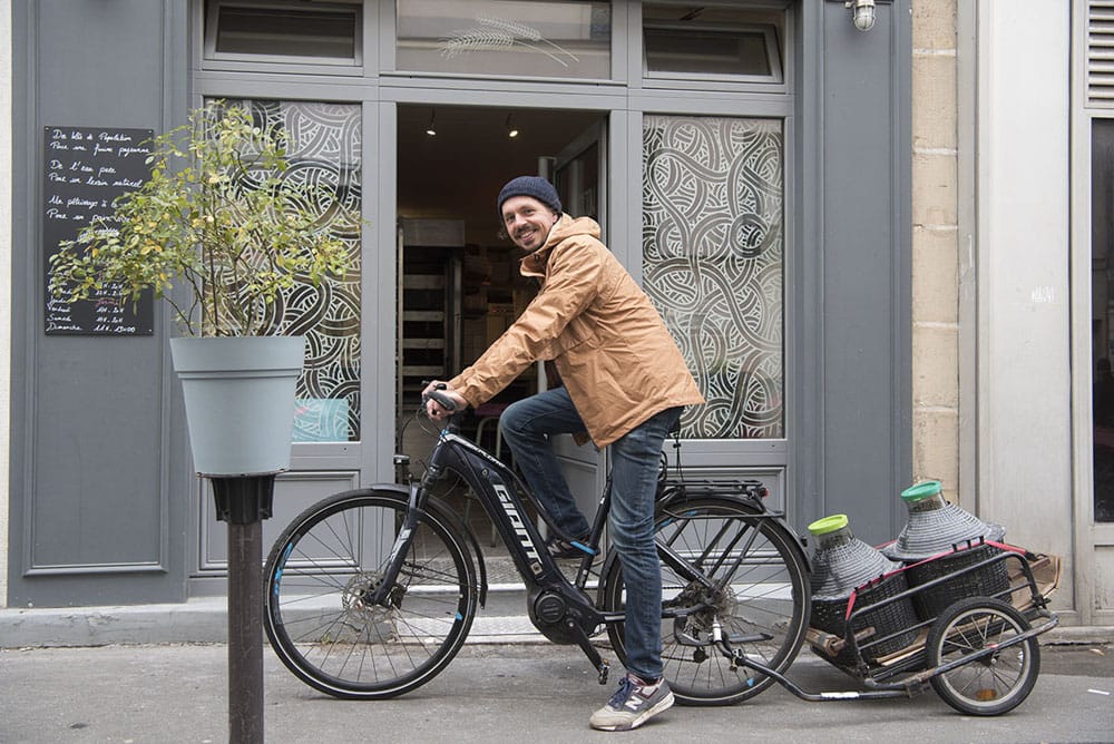 パリの井戸水を使用。店の6.5km南にある地下水を自転車で汲みに行く。水温は年間通して20℃。 ●6:40 生地作り開始