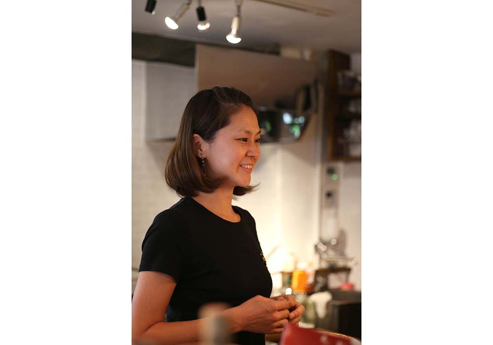 東京都練馬区出身、日本大学芸術学部卒。2011年、東京「三鷹バル」が開いた２号店「バーカロ・フェッロ」の店長に。オープン前に現地でマンマが自宅で開く料理教室でヴェネトの味を学び、すっかりヴェネトフェチになって帰国。2016年に現在地に移転し、独立した。