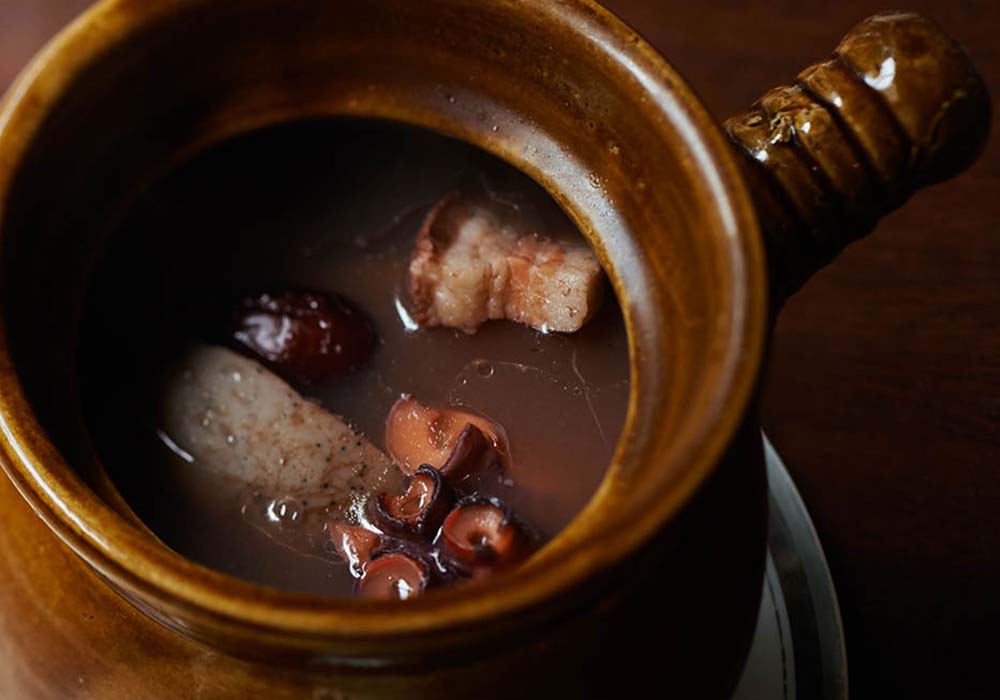 身近な食材でできる「食養生」。土鍋で炊く冬の薬膳スープ