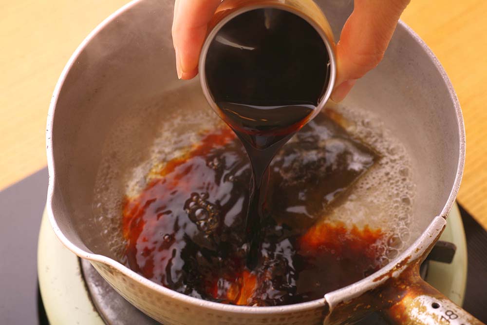 鍋がしっかり沸いたところに、醤油を加える。 [６]しっかり沸かす