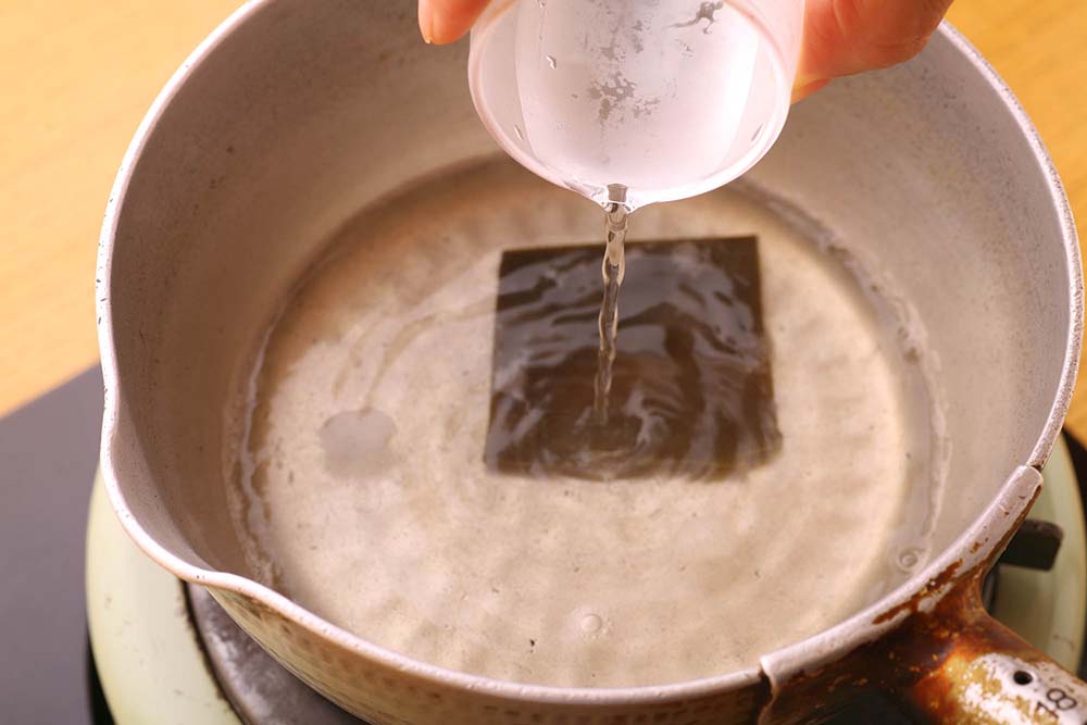 鍋から立ち上るアルコールの匂いが消えたら、蒸発した分だけ水を注ぐ。 [４]しっかり沸かす