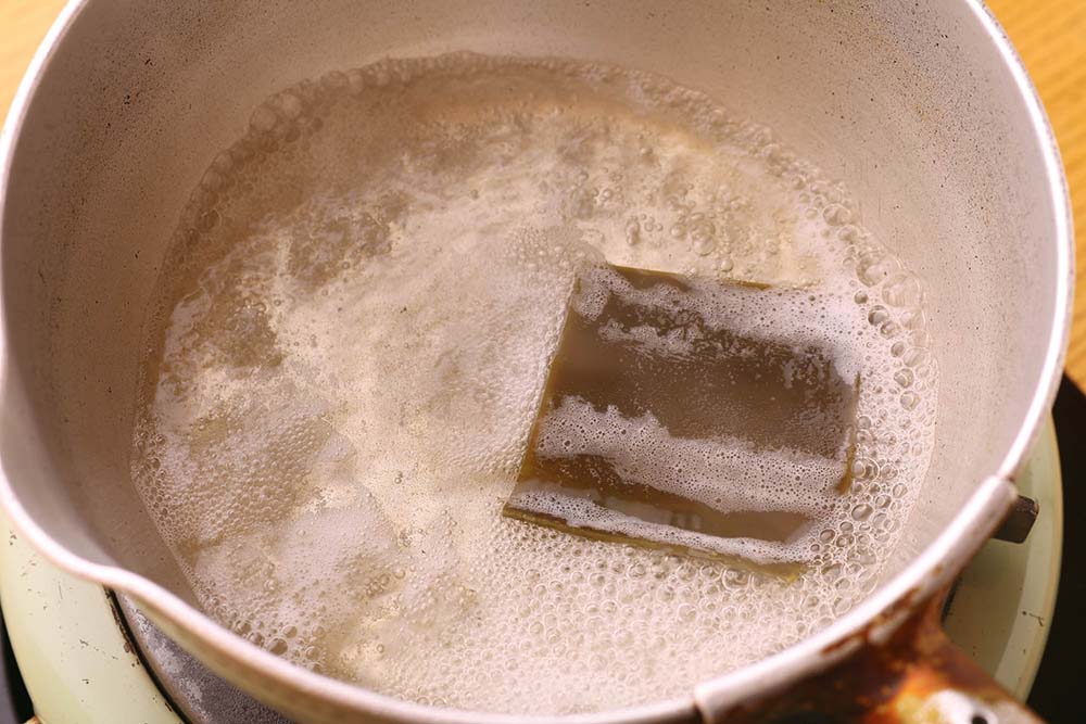 鍋から立ち上るアルコールの匂いが消えたら、蒸発した分だけ水を注ぐ。 [４]しっかり沸かす