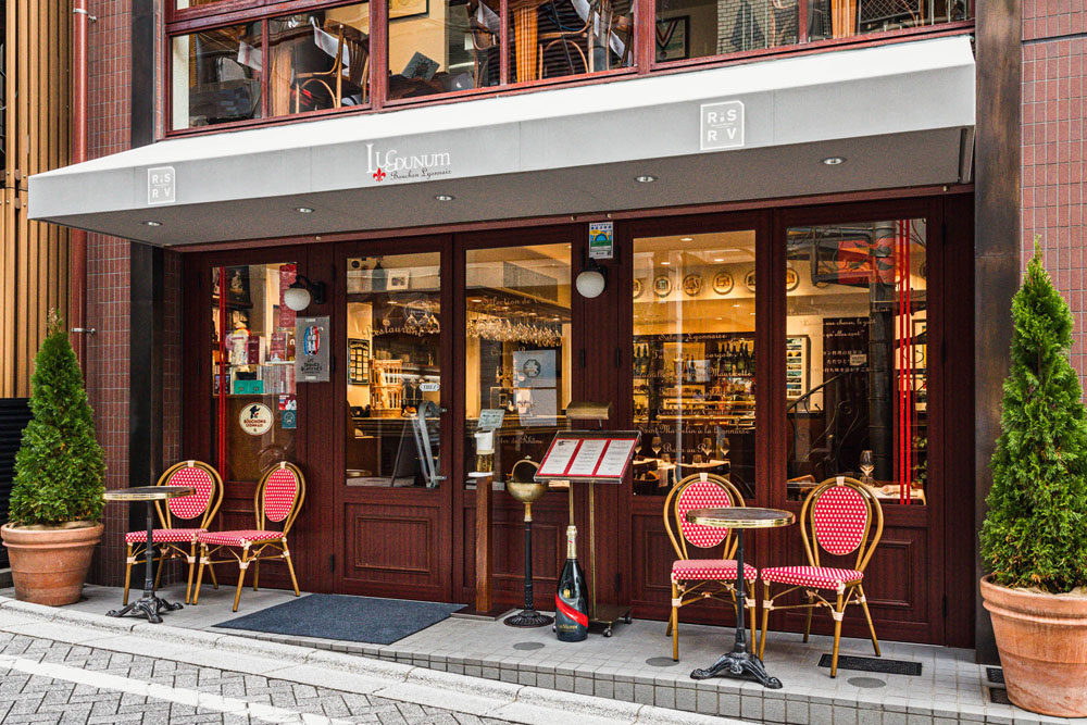 神楽坂の有名な通り、本多横丁に立つ店は今年15周年を迎えた。伝統的な錫製のカウンターなど、フランスのブション（リヨンスタイルのレストラン）の雰囲気をエレガントに再現した店で、リヨンの郷土料理を味わえる。