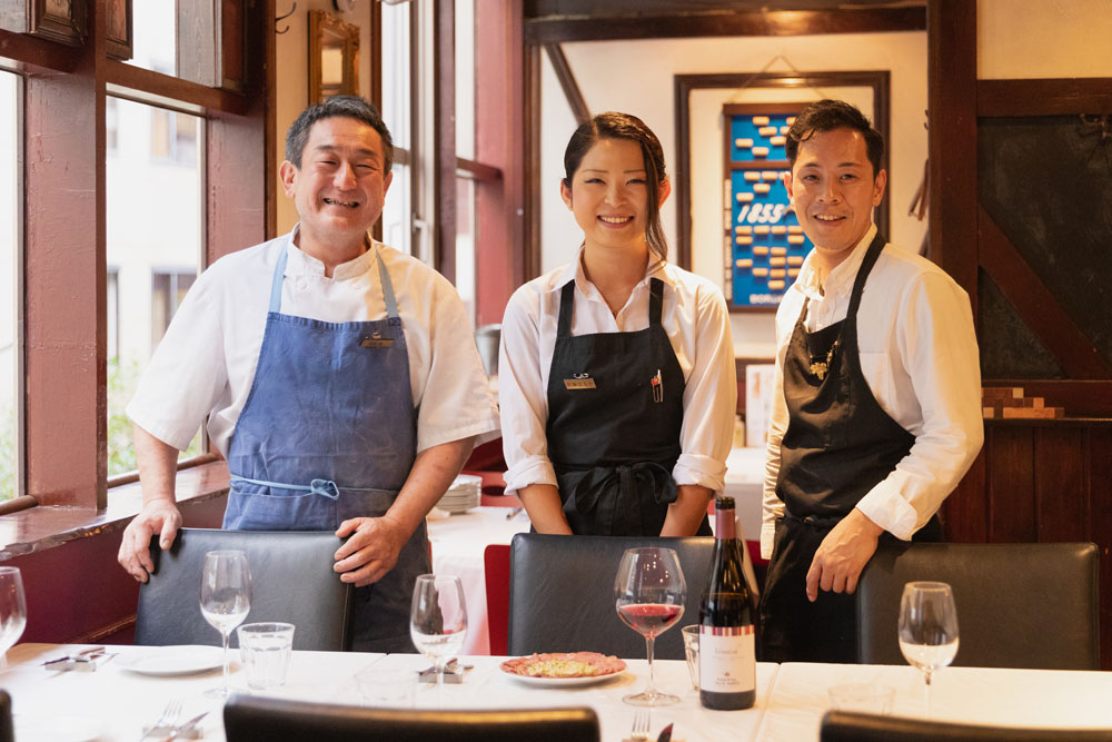 （右から）マネージャーの小松高士さん、ワイン担当の佐藤はるかさん、シェフの萩原隆さん