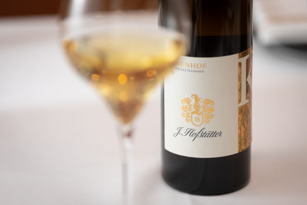 ワイン：DOC Alto Adige, “Kolbenhof” Gewurtztraminer 2018/J.Hofstattär（ブドウ品種：ゲヴュルツトラミナー）