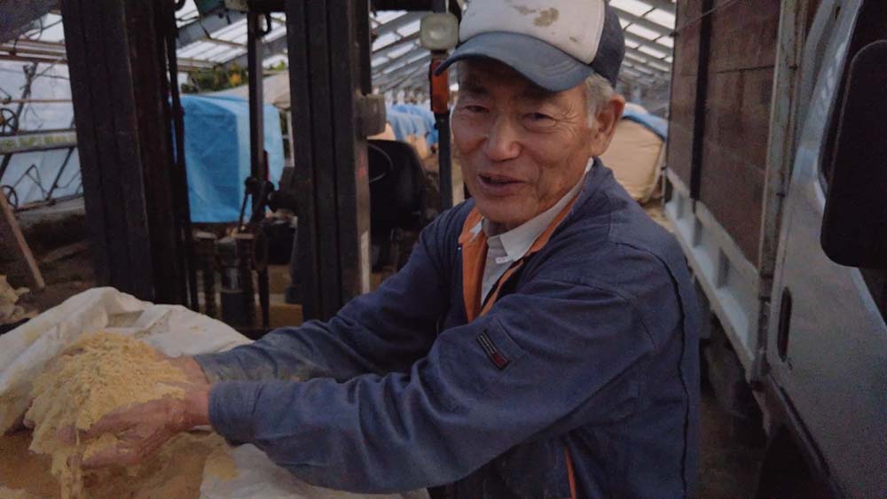 秋田県大潟村の斉藤忠弘さんは、稲刈りが終わった後の田んぼに米糠を撒いて土ごと発酵させることで、土壌を良くしている。