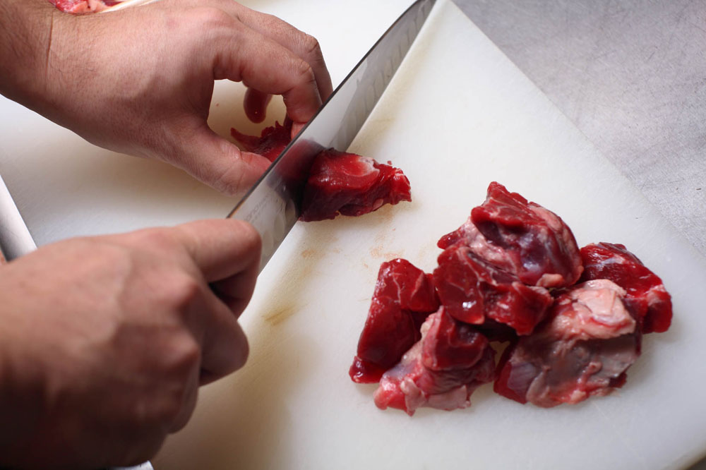 [１]肉を切る