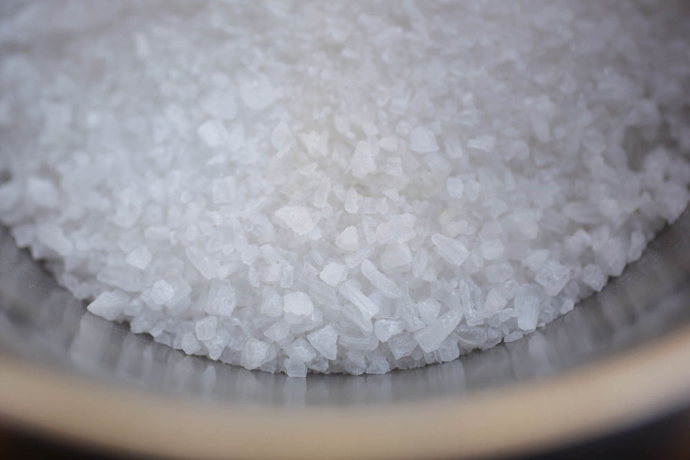 塩漬けは粒の大きな海塩がゆっくり浸透していくので望ましいが、粒子の細かい塩しか手に入らない場合は塩漬けを１日短くする。