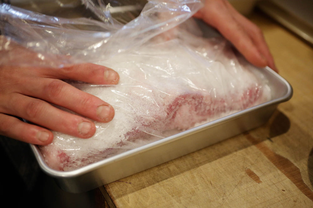 肉の表面に塩を押さえ付けながら、全面を塩で完全に覆う。