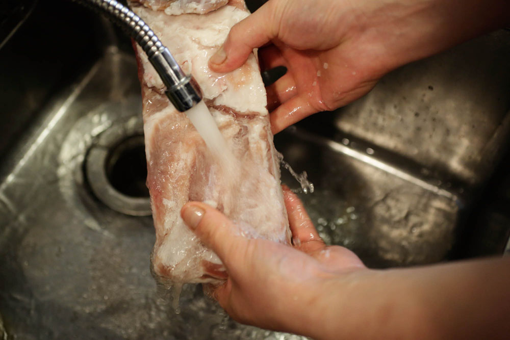 塩を手で落としてから流水で洗い流す。水気をペーパーで押さえてよく拭きとる。