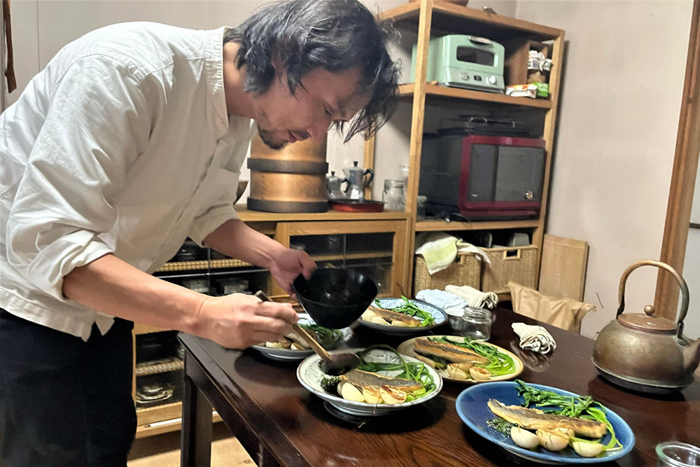 獲れた魚や畑の野菜を使って、宮﨑さん宅で生江シェフが昼ご飯を作った。