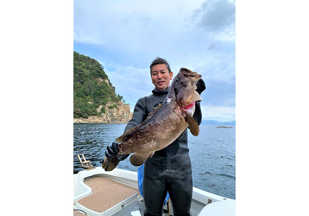 吉川さんは大阪からの移住者。素潜りで夏季のサザエ・アワビ漁などに携わりながら、クエ、イシダイ、ヒラマサ、キジハタなどを水中銃で獲る。