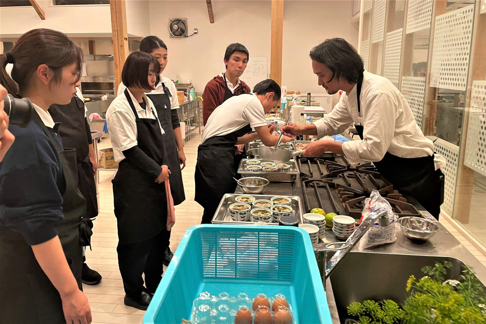 デモンストレーションの中で、寺子屋の生徒たちに手伝ってもらいながら、一つひとつの食材と向き合う姿を見せる生江シェフ。