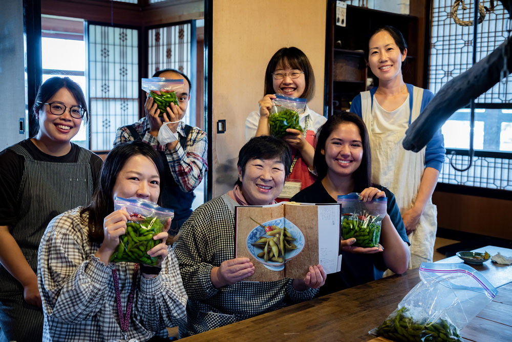 津軽あかつきの会副会長の森山千恵子さん（写真前列中央）を講師に迎えたワークショップ。豆漬けのレシピと作り方は、同会の本『津軽伝承料理』(柴田書店)でも紹介されている。