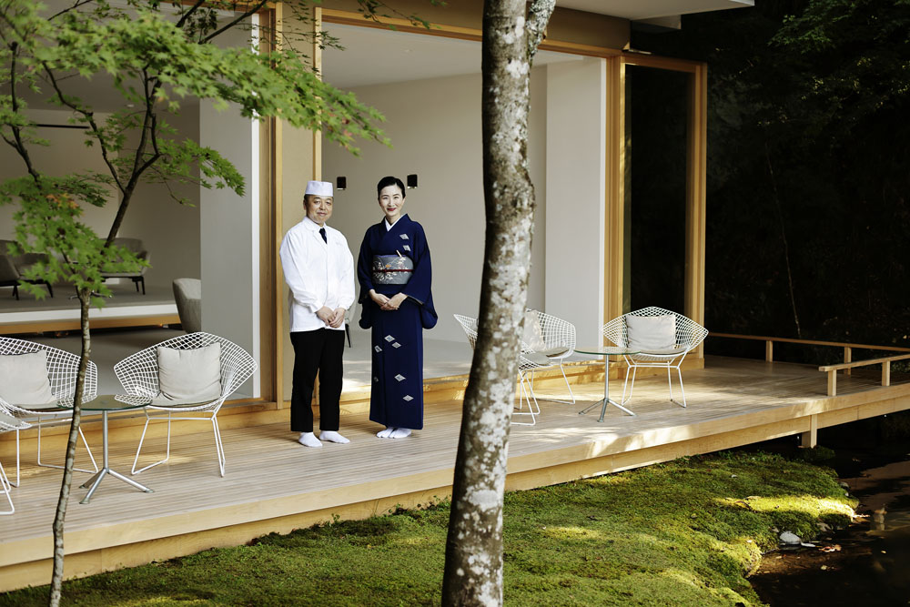 池と能舞台を一望できるサロンを背景に「あさば」十代目女将の浅羽魅咲さん（右）、料理長の佐野誠さん（左）。
