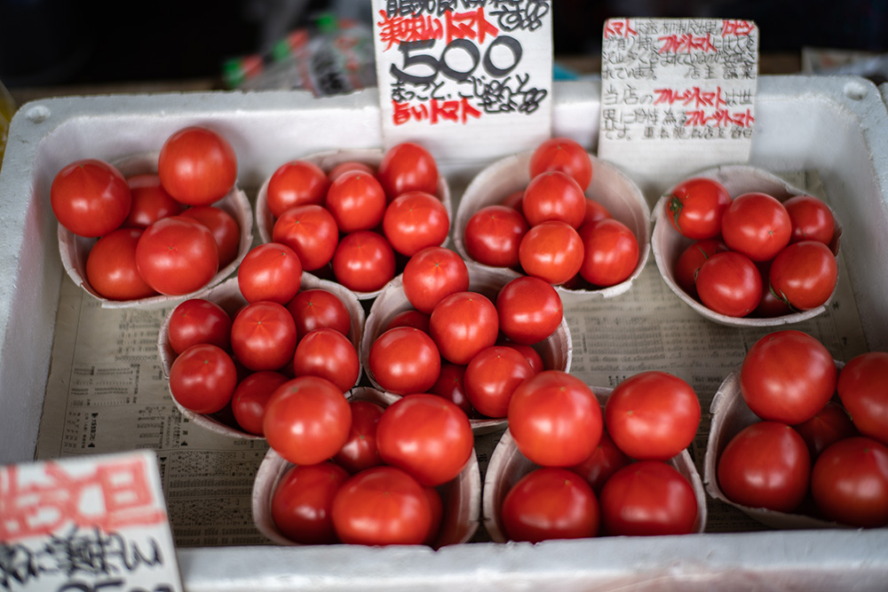 年中店頭に並ぶトマト