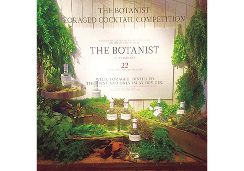 井上さんのディスプレイの仕事のひとつ。アイラ・ドライ・ジン「THE BOTANIST」主催のカクテルコンペティションのディスプレイは、グリーン１色のグラデーションでまとめた。