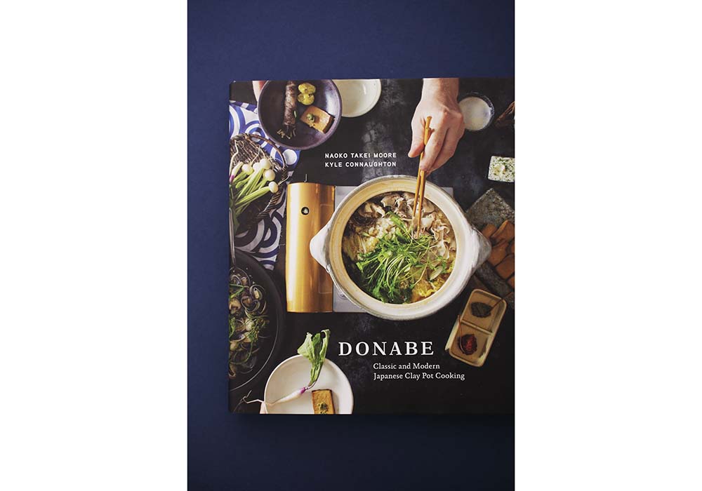 2015年に発売された『DONABE』（35USドル／米・テン・スピード・プレス社刊）。レシピも充実しているが、土鍋を囲む、ソーシャルで新しい食卓の提案が目を引く。