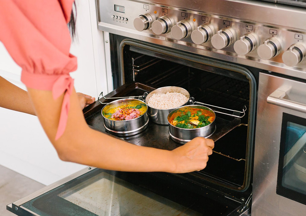 料理は180℃のオーブンで30～40分温めることが推奨
