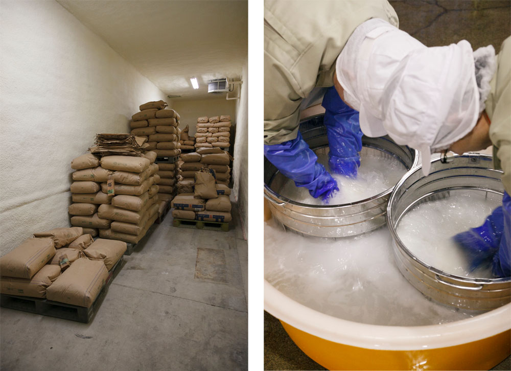 （写真左）有機米の倉庫は慣行品と混ざったり汚染されないように区別し、精米も自社で行う。（写真右）米の洗浄は二人一組で。