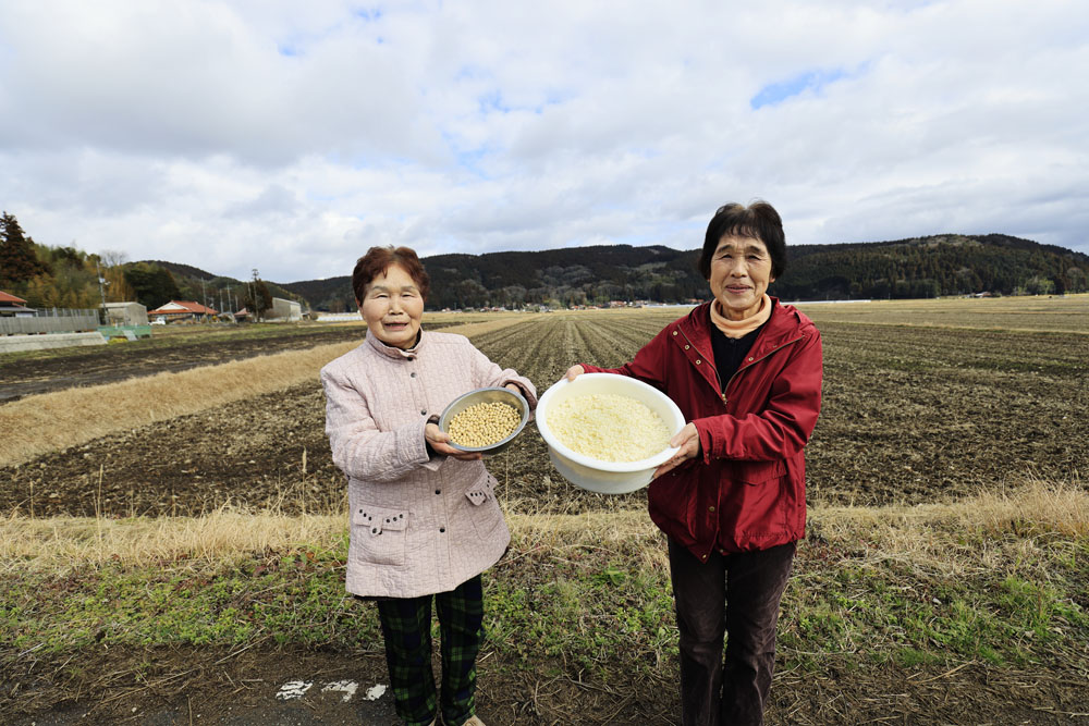 地元産大豆サチユタカで豆腐を作る農業組合法人「うもれ木の郷」の原スミ子さん、西村静江さん。そのおからをエコフィード用に譲り受ける。