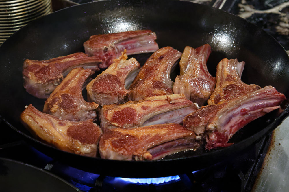 オーブン焼きの場合は、まずフライパンで表面を焼き固め、肉汁を閉じ込めてから、オーブンへ。