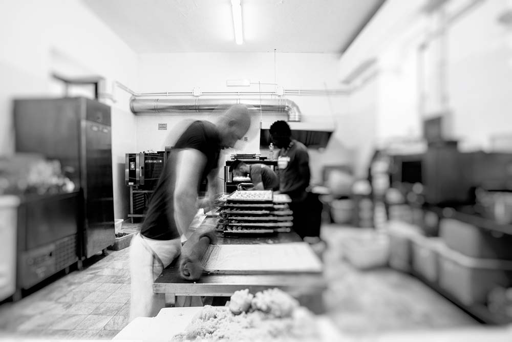 コッティ・イン・フラグランツァの厨房。photograph by Luca Savettiere