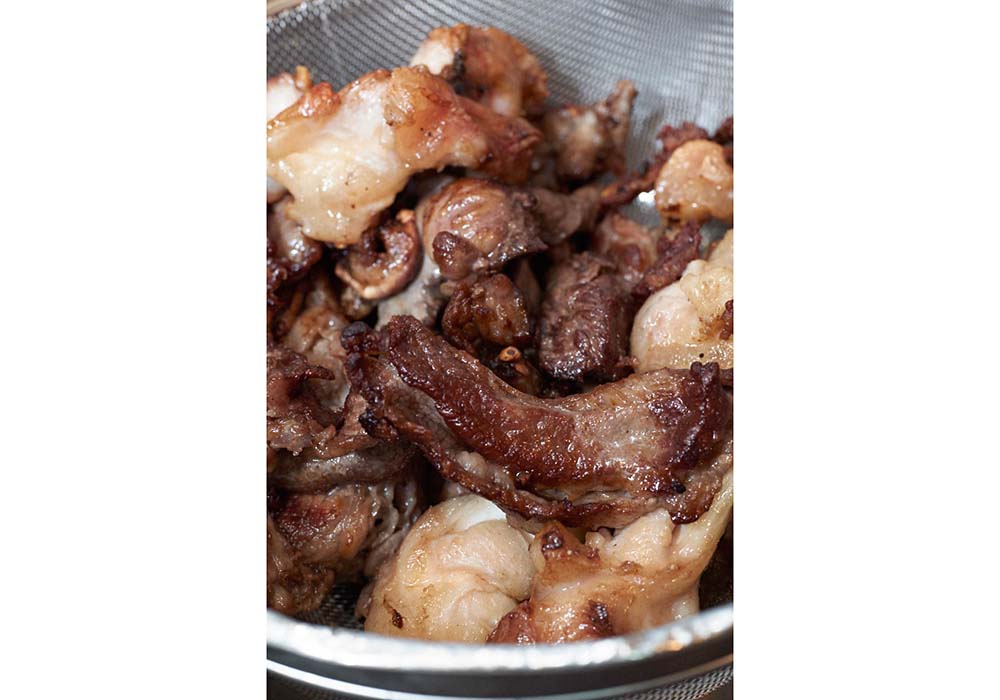 肉は、牛スジなどのゼラチン質、脂身、赤身類をバランスよく混ぜると味がよくなる。現地では軟骨類が入ることもある。