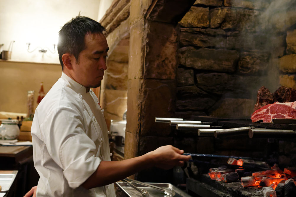 1993年のオープン以来、炭火で焼くビステッカ・アッラ・フィオレンティーナが名物の「ラ・ビスボッチャ」。井上裕基シェフは2013年から料理長を務め、肉焼きに精通する。