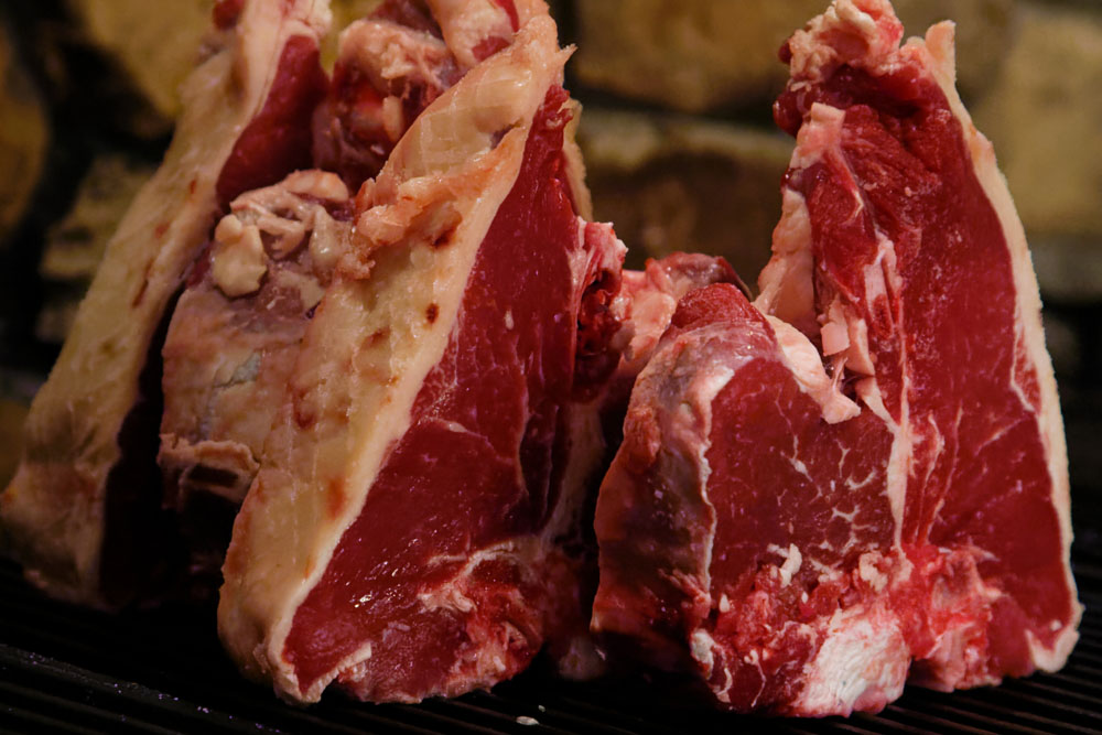 骨付きサーロインとヒレを一緒に味わえるＴボーン。イタリアを代表する肉料理ビステッカ・アッラ・フィオレンティーナに使われる部位だ。