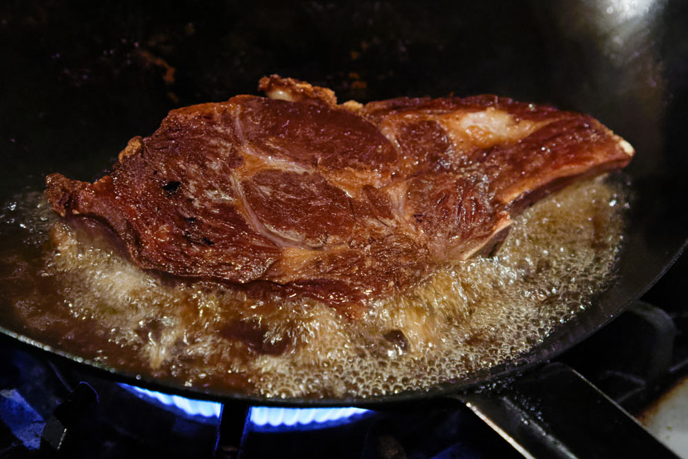 Ｌボーンのオーブン焼き。まずフライパンで表面を焼き固め、肉汁を閉じ込めてから、オーブンに入れる。