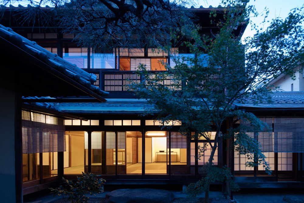 築100年を超える日本家屋にギャラリーとティールームが共存する。作品が生きて使われる場としてティールームがあり、お茶を愉しむ道具を選ぶ場としてギャラリーがあり、互いに連関し合う。