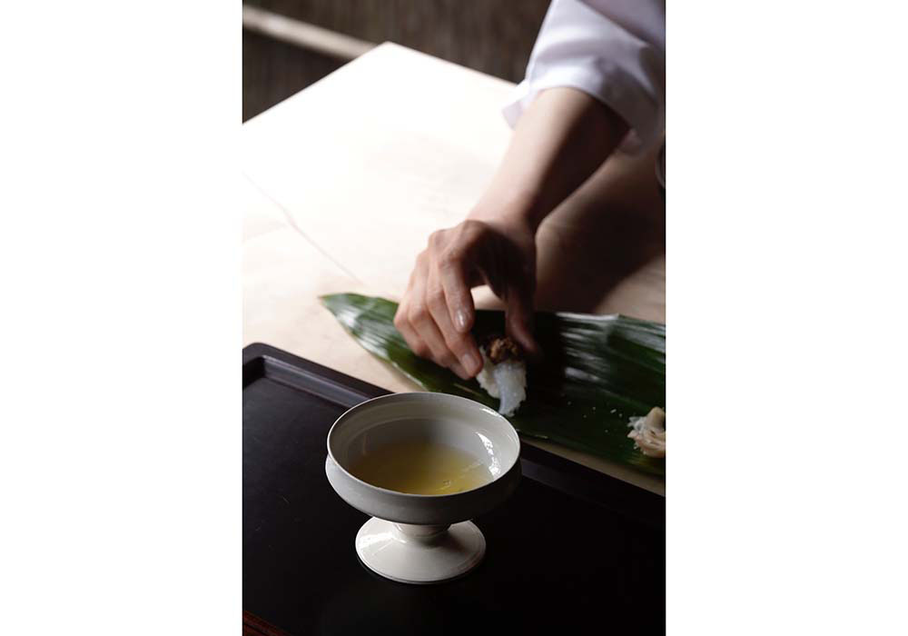 ジャンルを超えて、斬新なアイディアに挑むシェフを迎え、「お茶を味わうための料理、料理を味わうためのお茶」を提供するまったく新しい茶会席「TEA Inspirations」を開催している。「“お茶に酔う”という境地を出現させたい」と奥村さん。