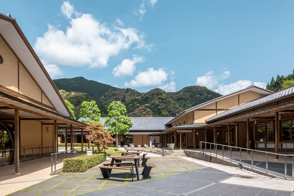 2021年にリニューアルオープンした匠宿。徳川時代から受け継がれた静岡の伝統産業から陶芸・駿河竹千筋細工・木工・漆・藍染・お茶染 など、様々な工芸体験ができる。