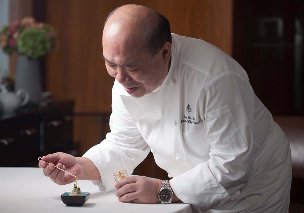 （写真）開店以来活躍している陳恩徳氏。アワビを丸ごとのせた点心「鮑パイ」など、数々の名物料理を生み出してきた。