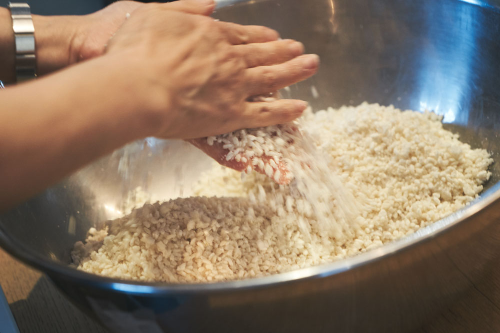 木更津の農家から仕入れた農薬不使用米を、市内で100年以上続く「鈴木糀店」で米糀に加工。糀と塩をすり混ぜます。
