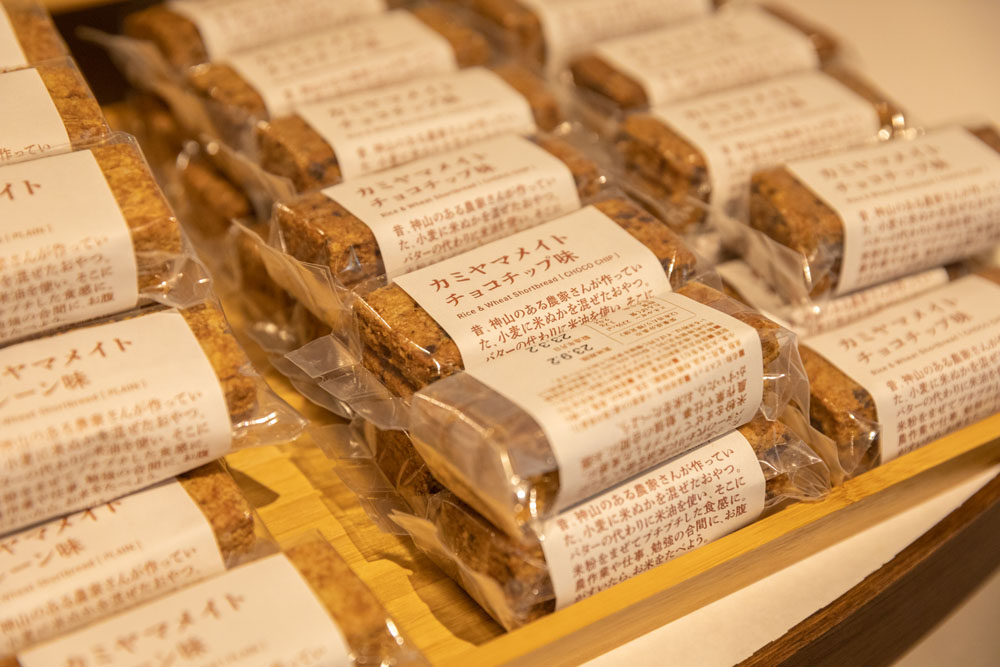 フードハブ・プロジェクトの人気商品「カミヤマメイト」をカフェで販売。ワーカーたちの栄養補給食だ。