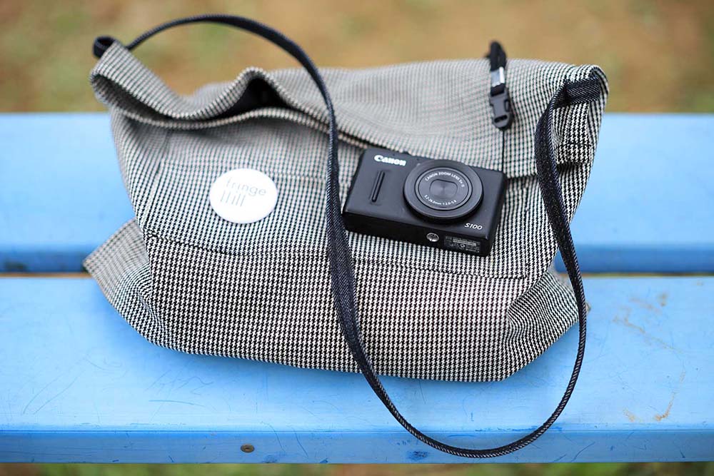 畑での出来事や発見を記録するためカメラを常備。畑仕事に必要なグッズを入れるバッグは布選びからオリジナルで作ってもらった。