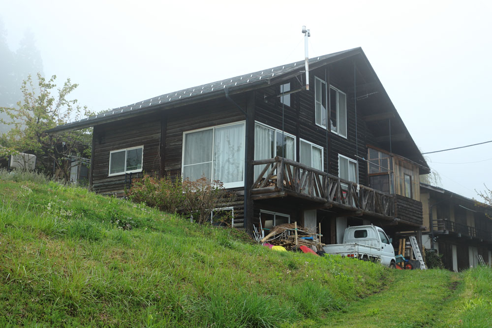 悠介シェフが10歳から住んだ川場村の家は、父・成光さんが自力で建てた丸太小屋。当時、電柱が木からコンクリートへ変わる時期で、廃棄電柱を建材として使っている。現在は辻田さん夫妻が住む。