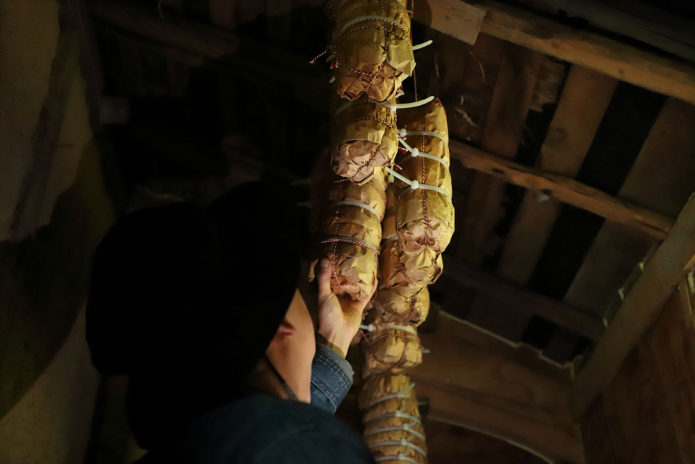 味噌の熟成部屋に自家製の生ハムを吊るして熟成中。群馬県産の下仁田ポークを使用。