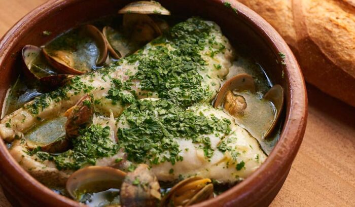 スペインの“ひと鍋”魚レシピ「タラのグリーンソース」