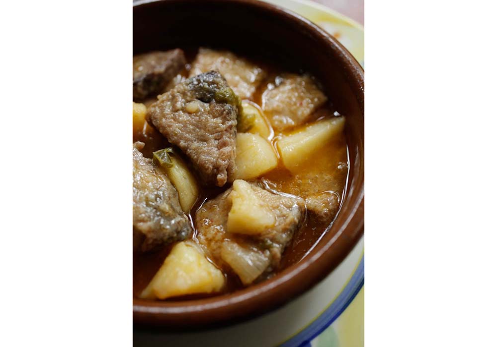 スペインの土鍋、カスエラで煮込む「マルミタコ」。バスク語で“from the pot”の意味で、タコはまったく関係ないです。