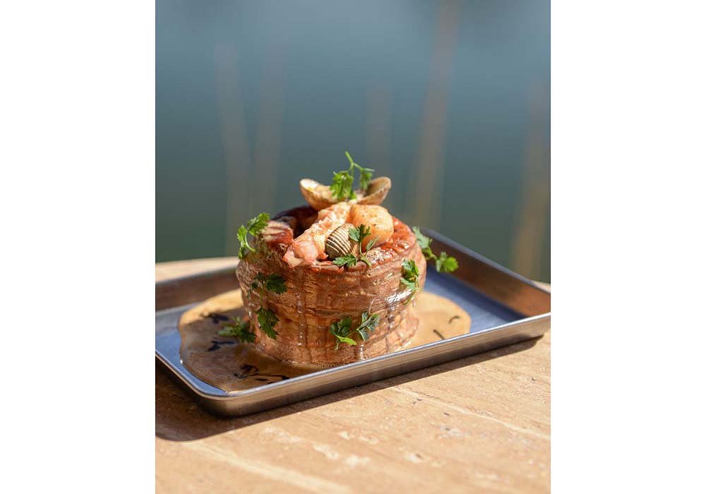 （写真）魚介類を中心にしたブラッスリー料理は、どれも一手間加えたサンシェーズの才気が光る洗練された味。開放感あふれるテラス席は気候のいい日にはお勧めだ。