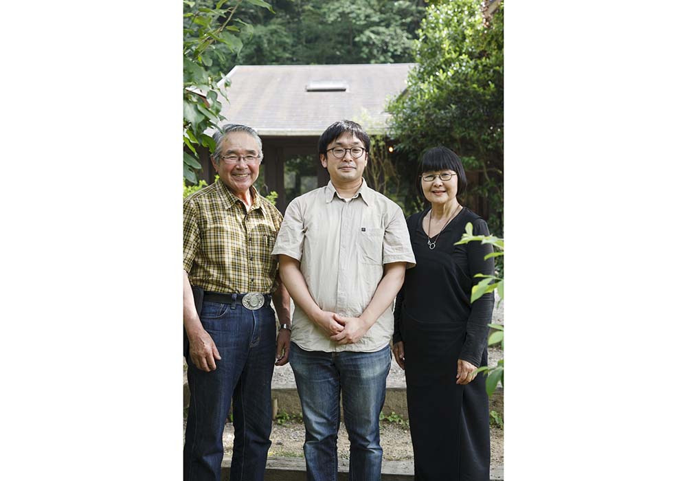 左より弓削忠生さん、長男の太郎さん、奥さんの和子さん。